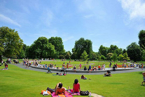 Hyde park in the summertime 