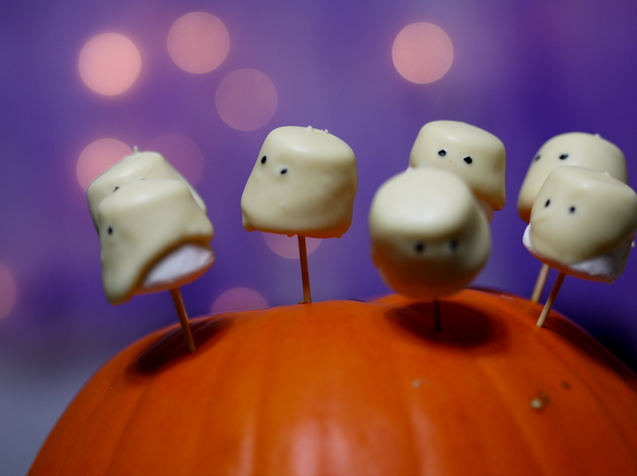 Marshmallow ghosts for Halloween Complete Marshmallow Ghosts